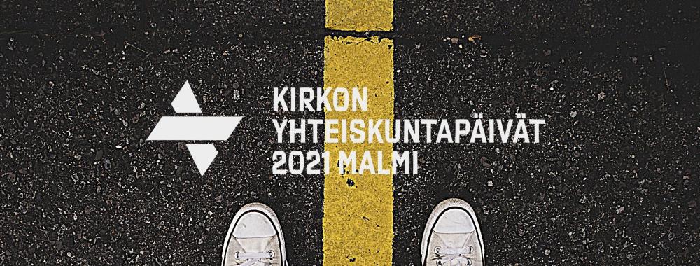 Asfaltilla keltainen viiva, jonka molemmin puolin valkoiset tennarit. Teksti: Kirkon yhteiskuntapäivät 2021
